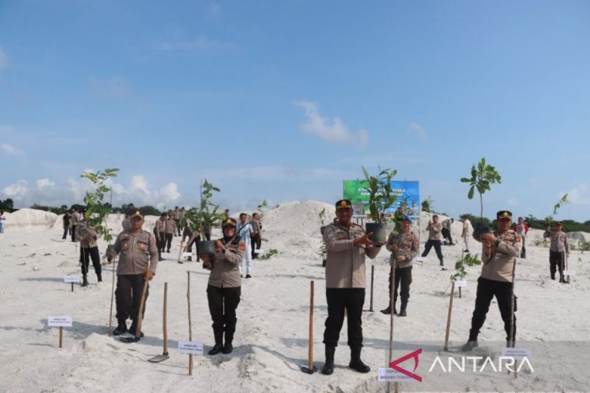Polres Bangka Tengah tanam pohon guna lestarikan lingkungan