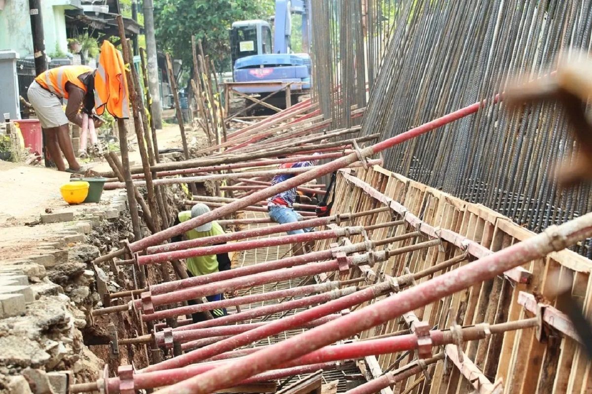 Cegah banjir, Pemkot bangun turap beton di bantaran Kali Angke