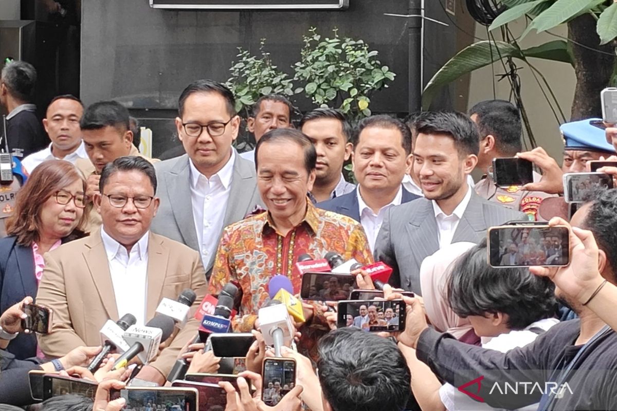 Jokowi mempersilahkan polisi periksa ijazahnya