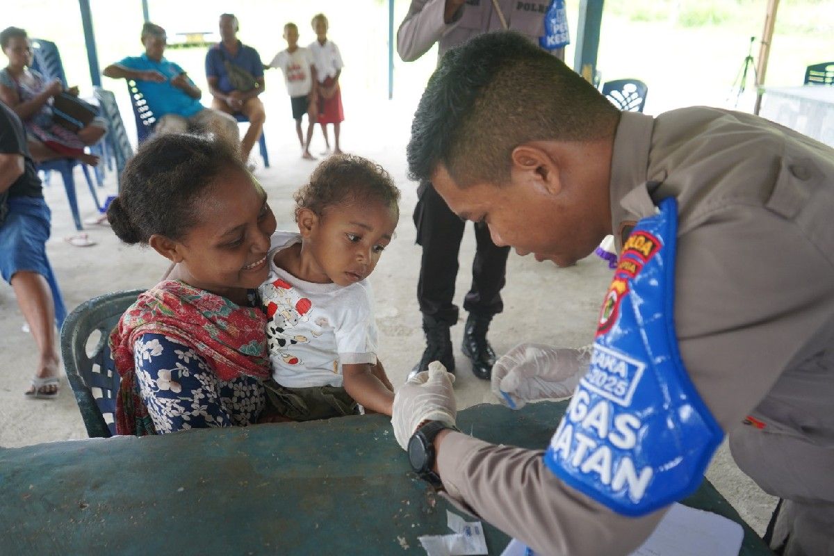 Satgas Keladi Sagu Polres Jayapura periksa kesehatan warga Kampung Kehiran