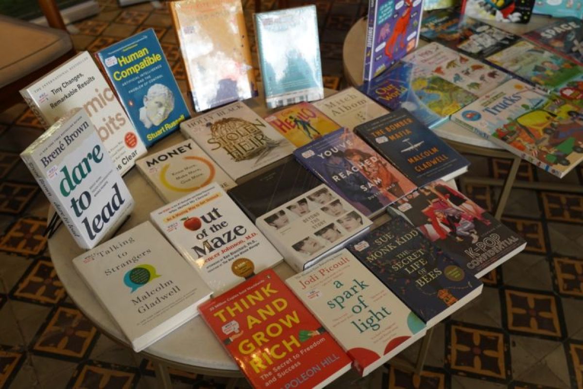 BI serahkan hibah buku perpustakaan wilayah 3T di Sulut
