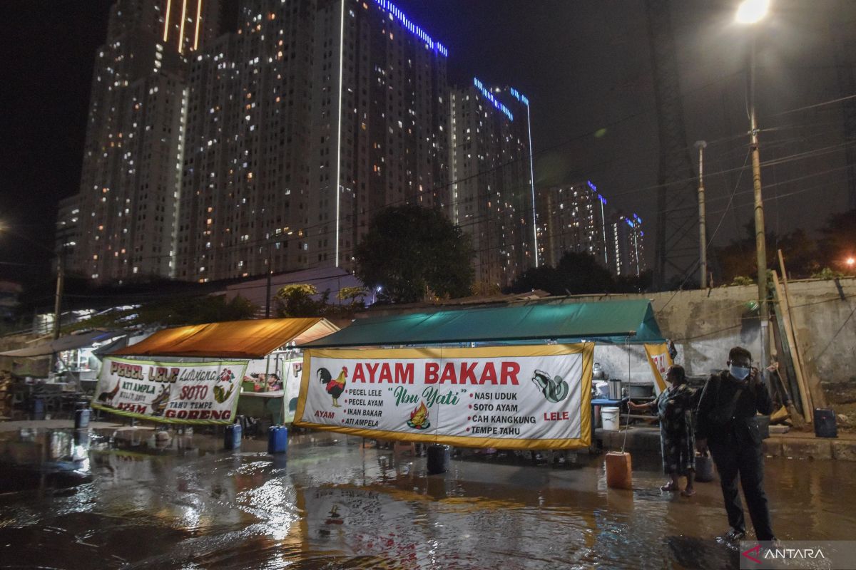 14 warga mengungsi akibat banjir di Kelurahan Ciganjur