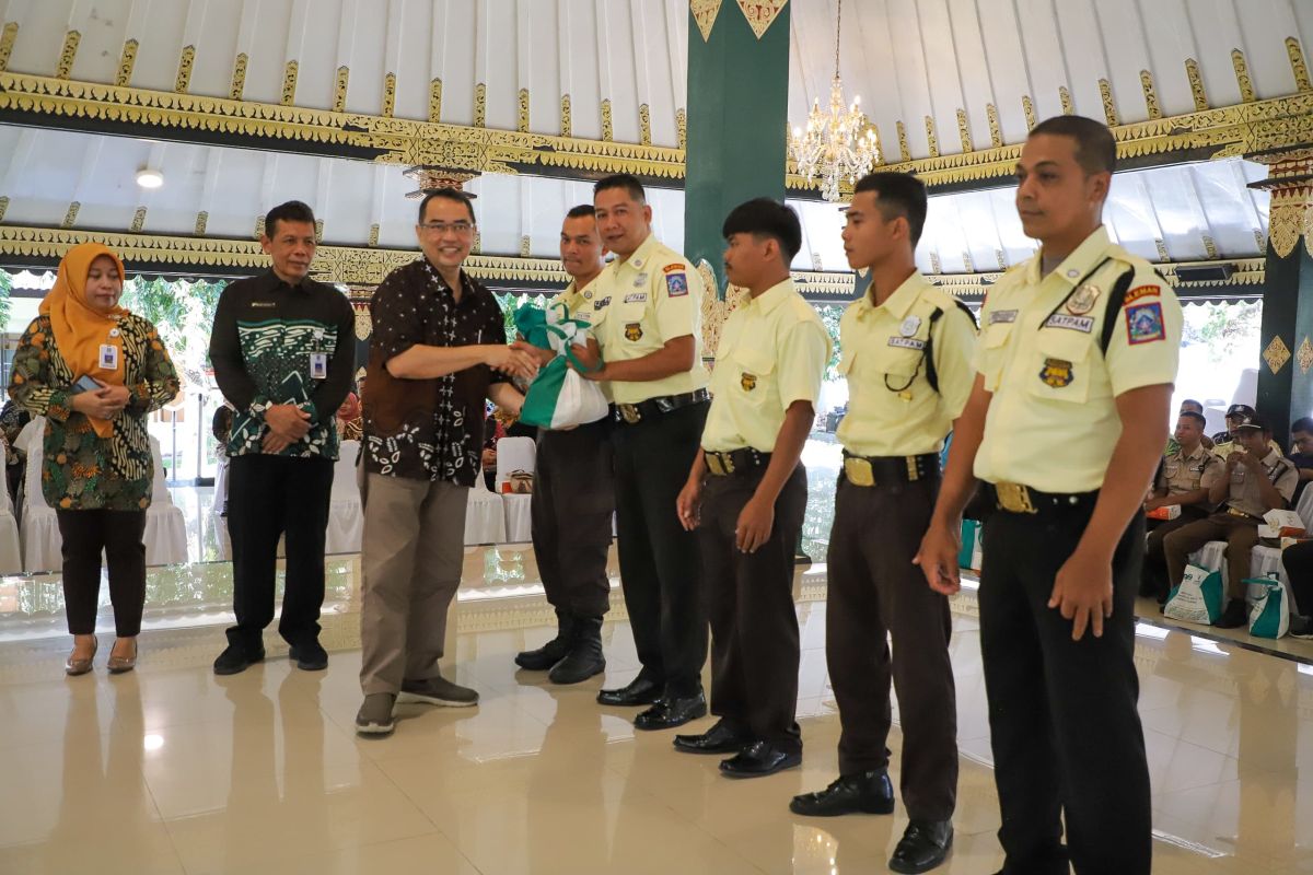 Pemkab Sleman serahkan bantuan paket sembako bagi petugas keamanan dan petugas kebersihan