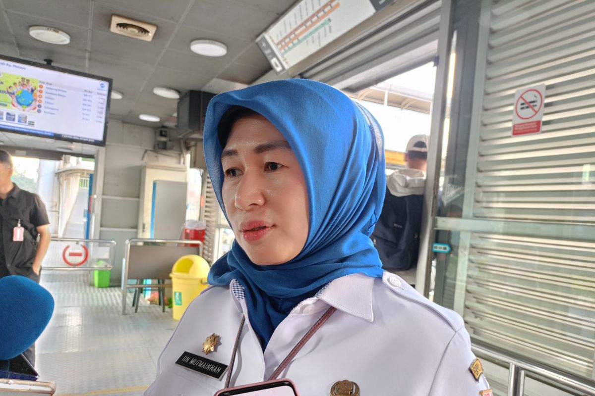 Pemkot Jaktim awasi ASN naik angkutan umum lewat sistem foto