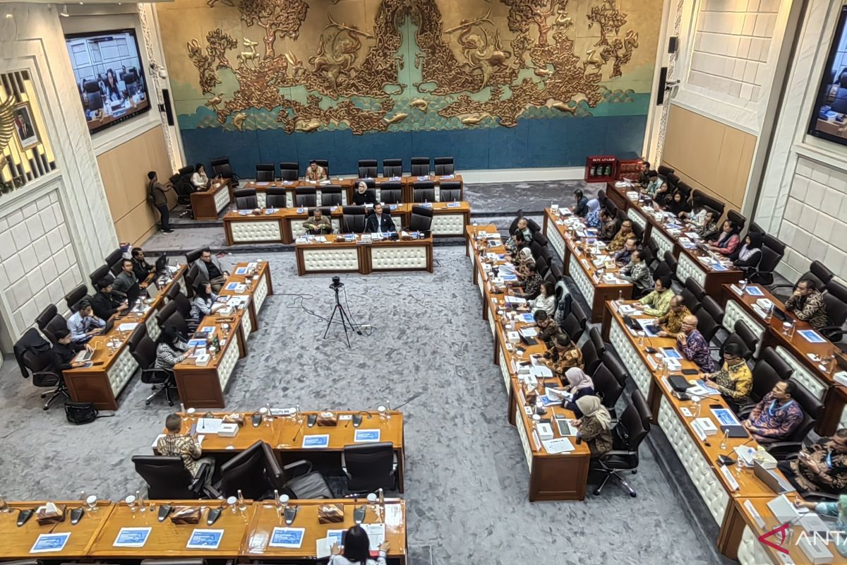 Komisi VII rapat dengan Menteri Ekraf bahas pendanaan ekonomi kreatif