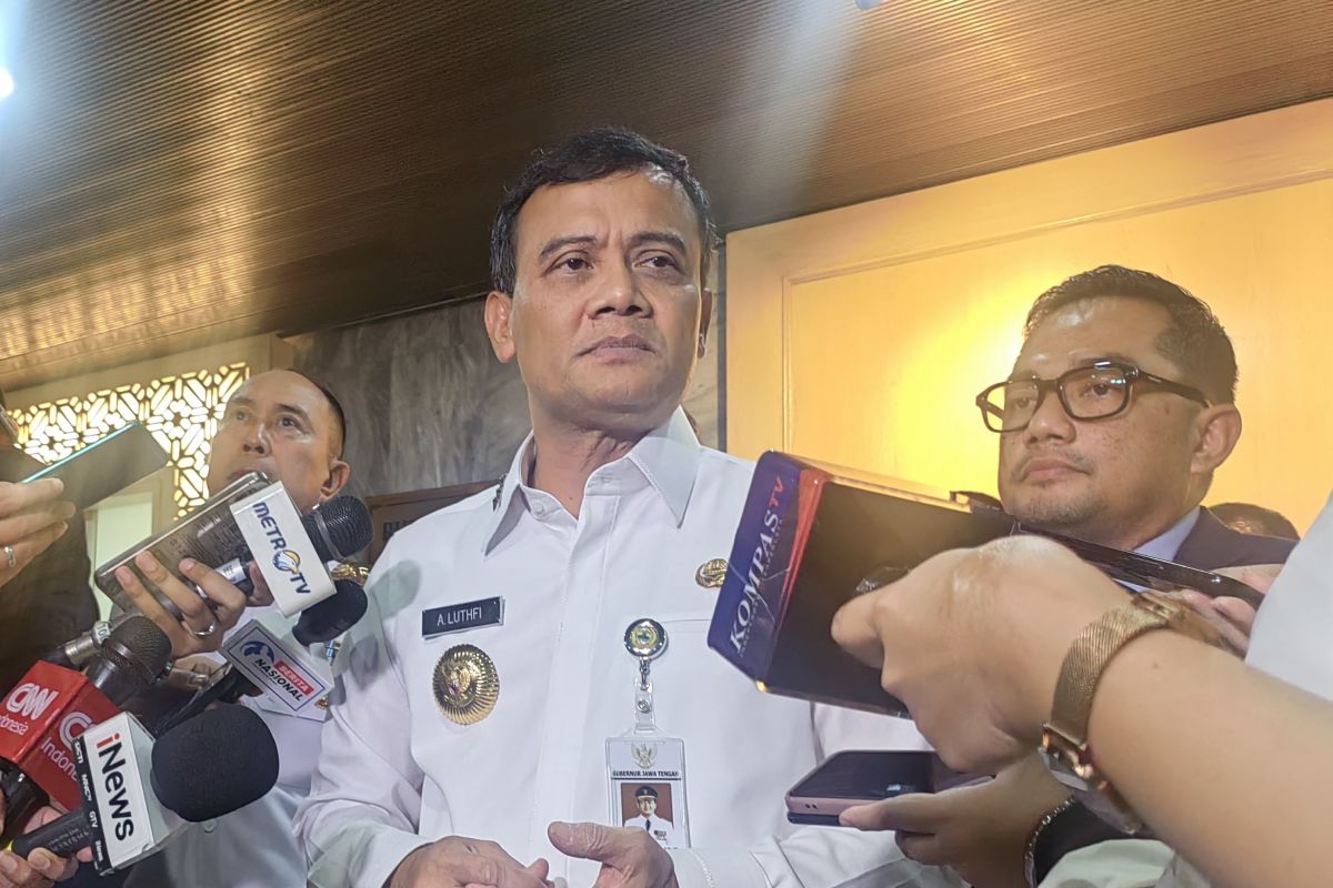 Gubernur Jateng pilih ikuti aturan hukum ketimbang siswa di barak TNI