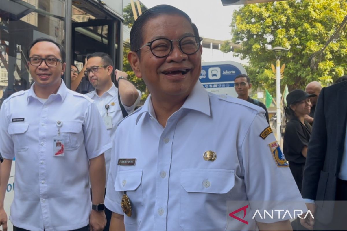Pramono turut patuhi Ingub dengan naik transportasi umum