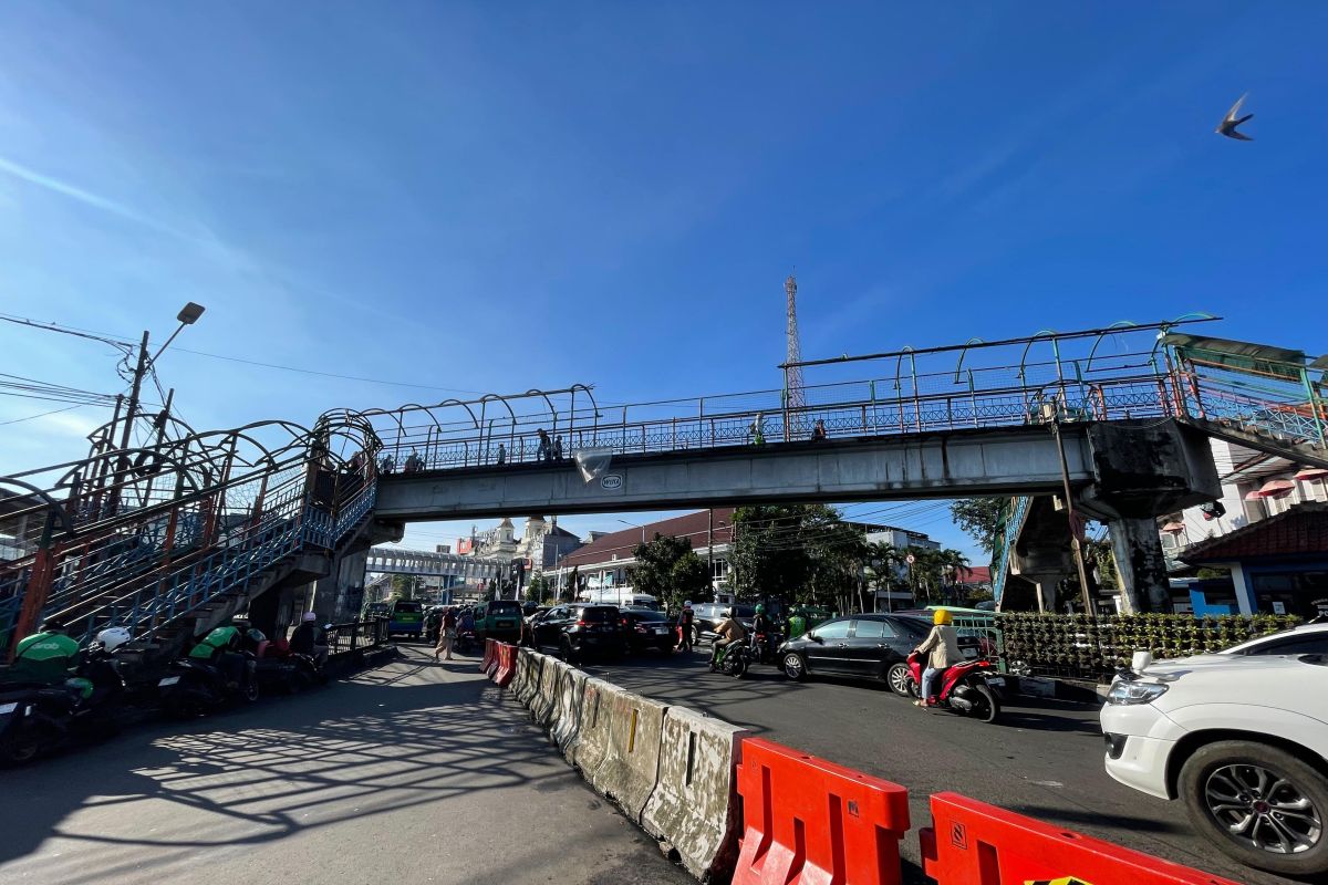 Pemkot Bogor bongkar jembatan penyeberangan lantaran soal konstruksi