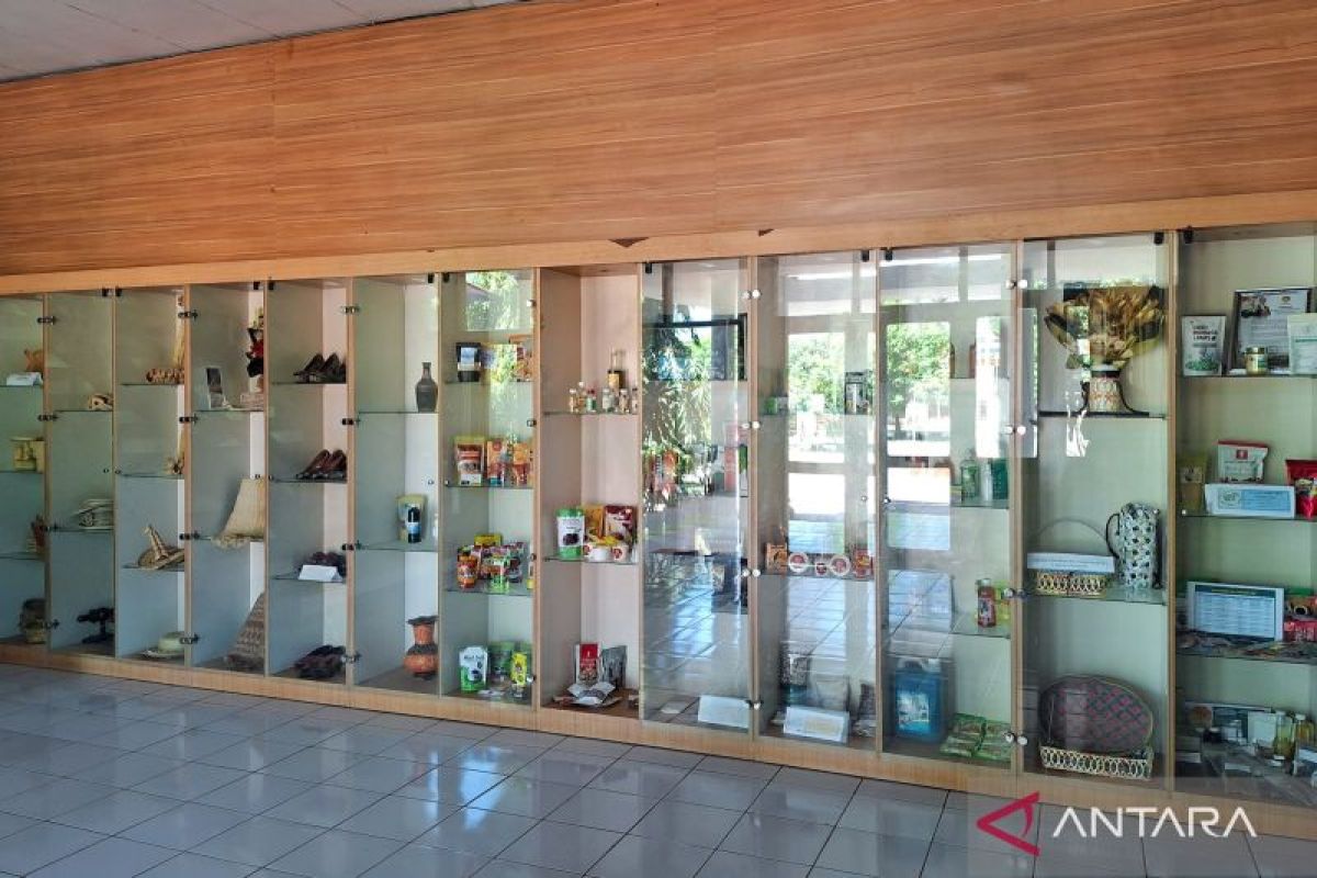 Disperindag NTT menyiapkan gerai produk IKM di Bandara El Tari Kupang