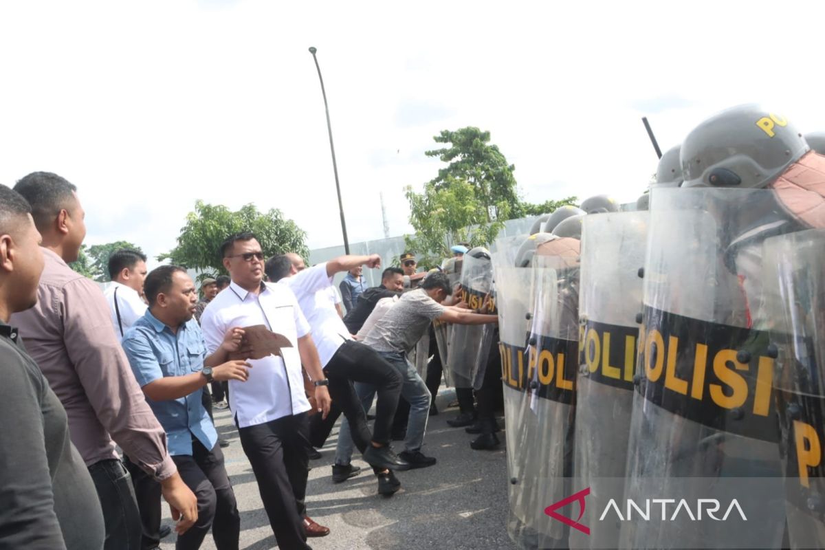 Polresta Kendari gelar simulasi pengamanan unjuk rasa Hari Buruh 2025
