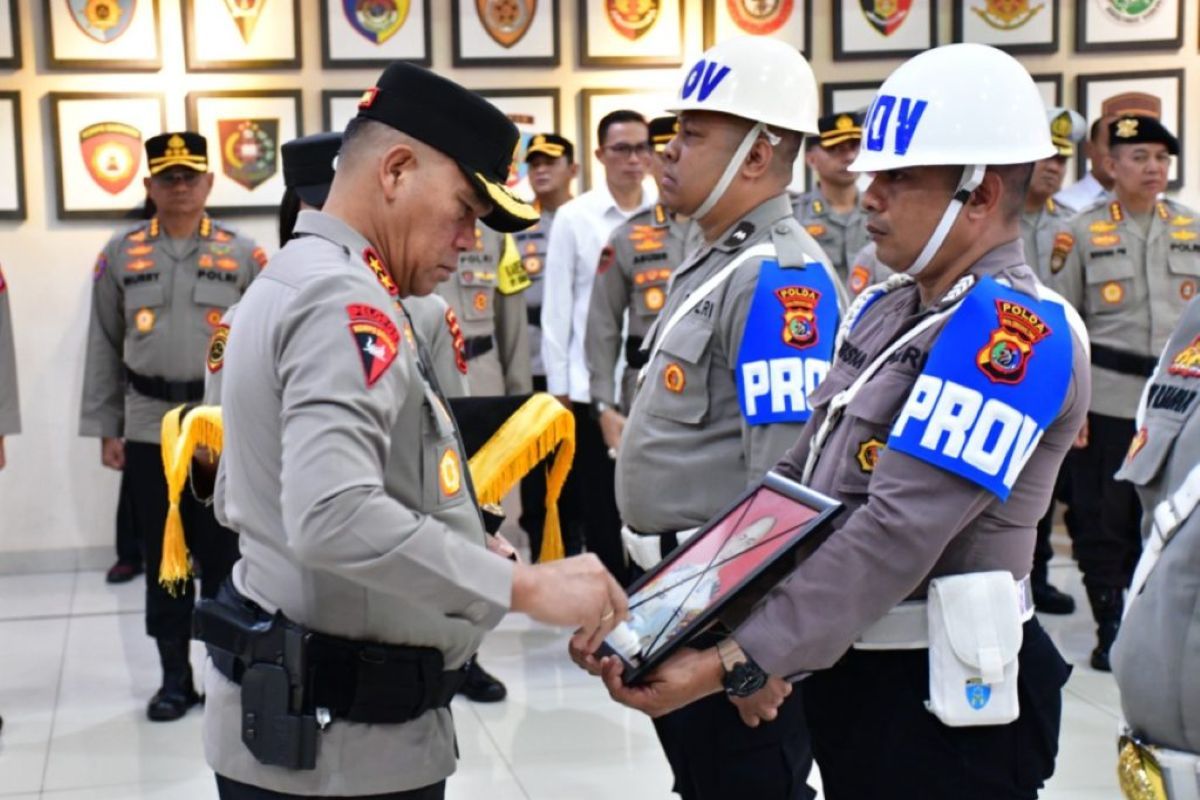 Polda NTT menggelar upacara pemecatan dan penghargaan anggota Polri