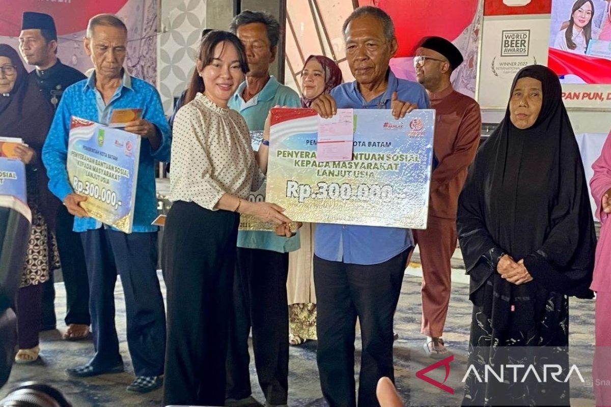Pemkot Batam salurkan bantuan sosial kepada 2.000 lansia