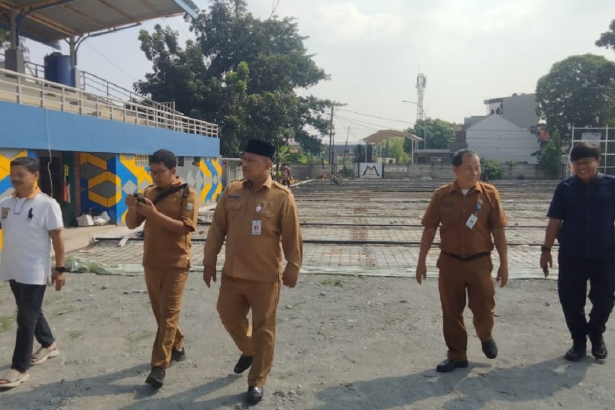 Dispora Kota Tangerang pasang rumput sintetis di dua stadion mini