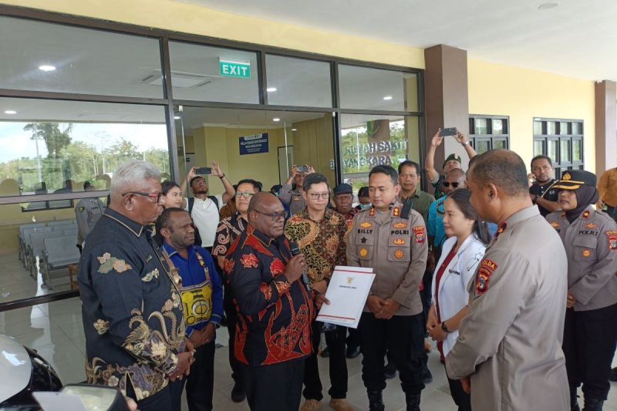 Pemprov Papua Tengah serahkan mobil ambulans bagi TNI/Polri di Mimika