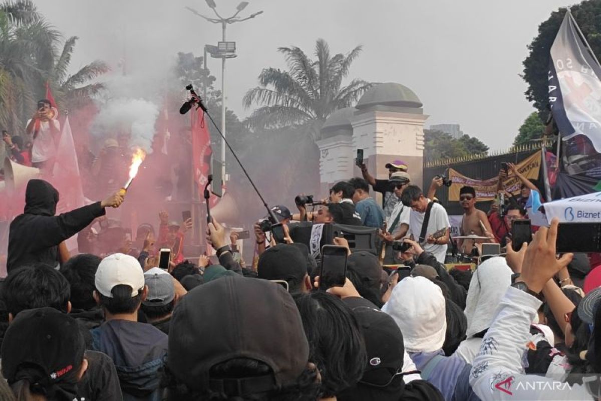 Band "The Brandals" hibur massa buruh di depan gedung DPR