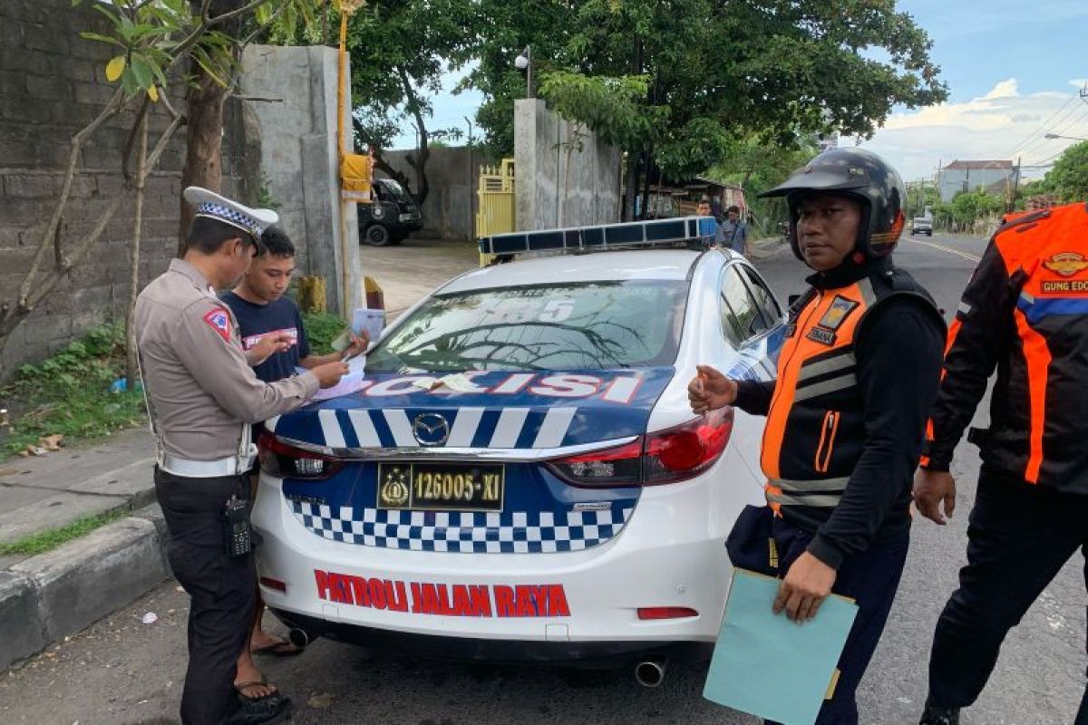 Polresta Denpasar tindak kendaraan parkir di badan jalan