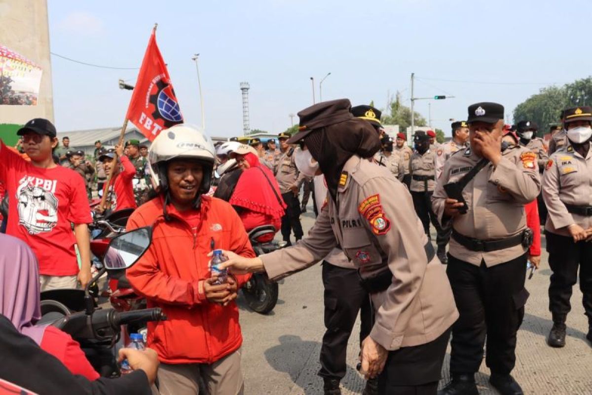 Aksi humanis Polres Pelabuhan Tanjung Priok bagikan Minum-Roti saat May Day