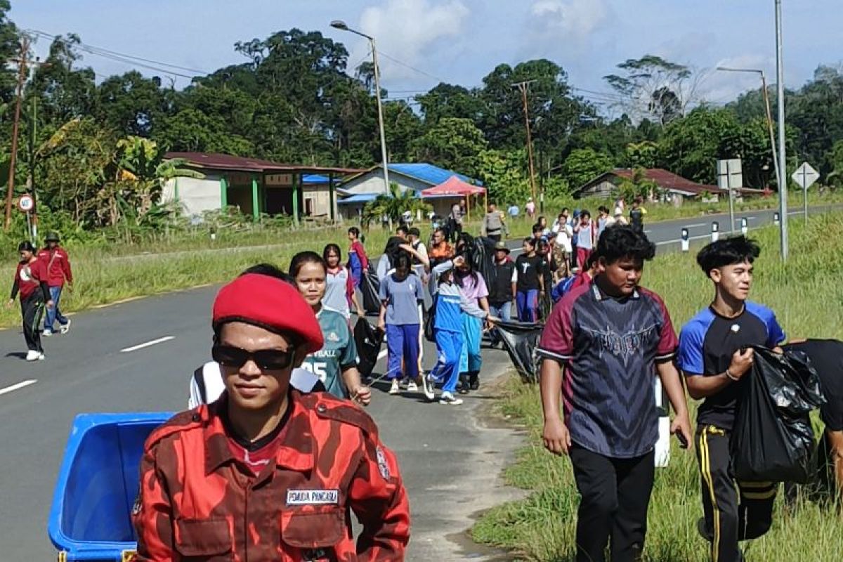 Organisasi buruh di Sambas pungut sampah di batas negeri