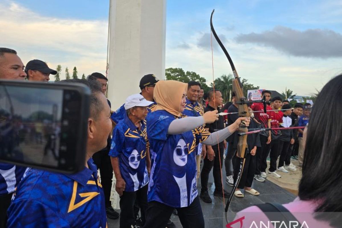 Walikota Kendari ikut memanah saat pembukaan Walikota Cup I