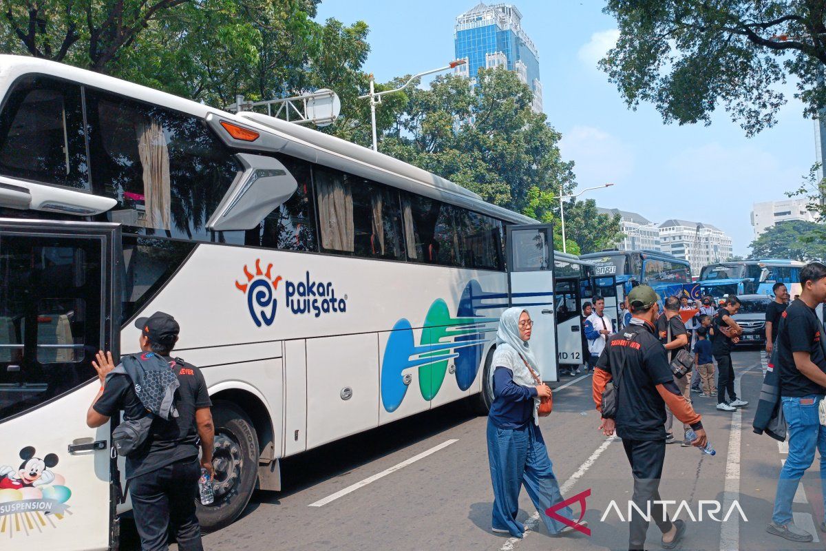 Ratusan bus pembawa buruh terus berdatangan ke Monas
