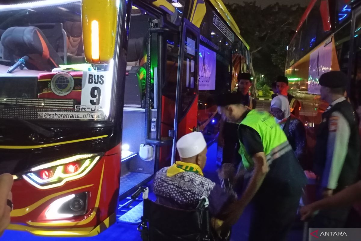 Menag lepas keberangkatan jamaah calon haji kloter pertama