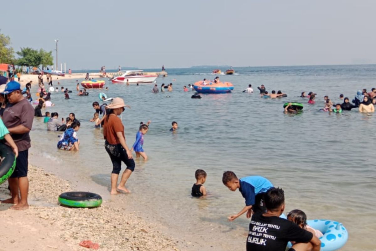 Belasan ribu wisatawan berlibur ke Kepulauan Seribu saat libur Waisak