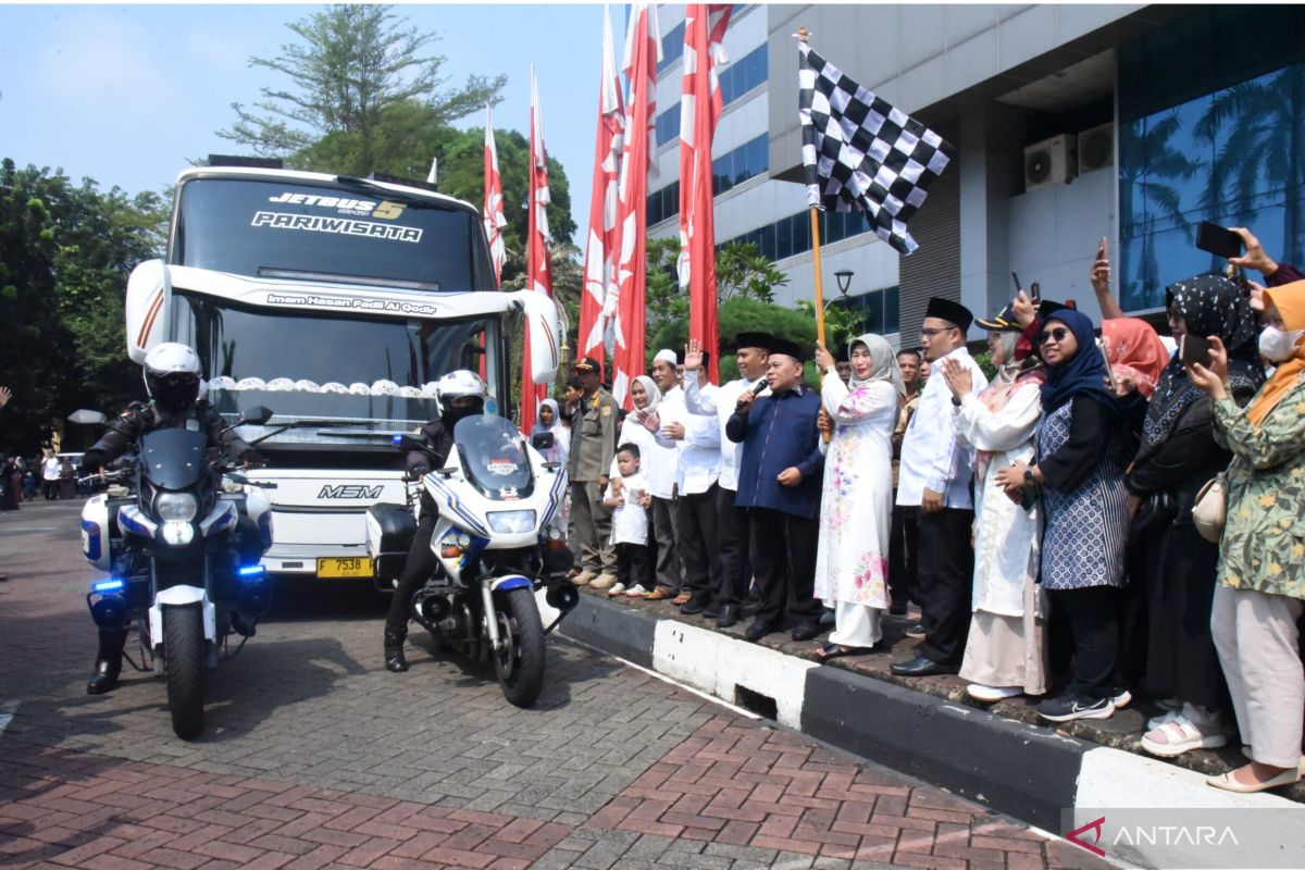 Pemkot Jaktim lepas 150 jamaah calon haji di Cakung