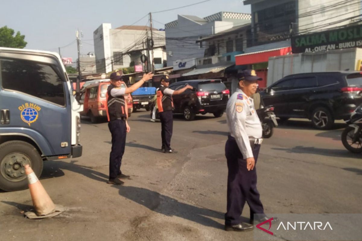 Sudinhub Jaktim atur lalu lintas di kawasan Asrama Haji Pondok Gede