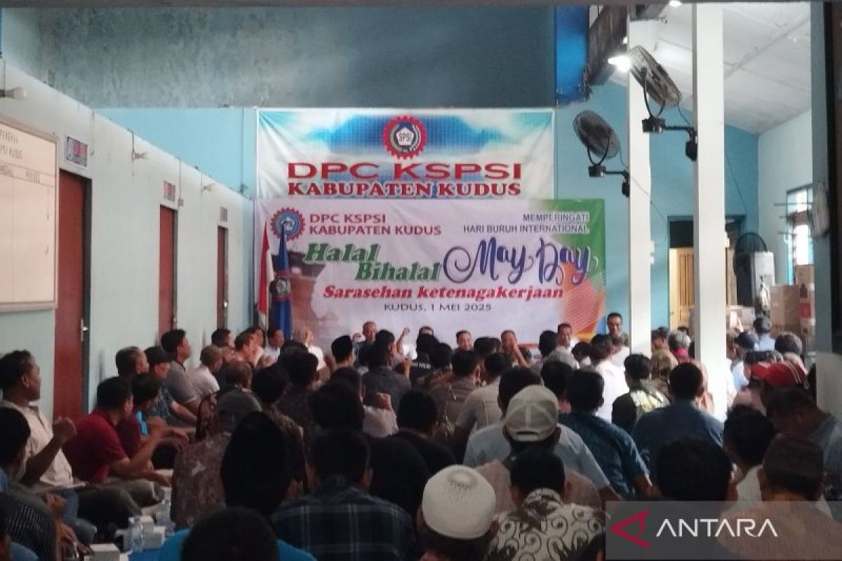 Buruh di Kudus  peringati "May Day" dengan sarasehan ketenagakerjaan
