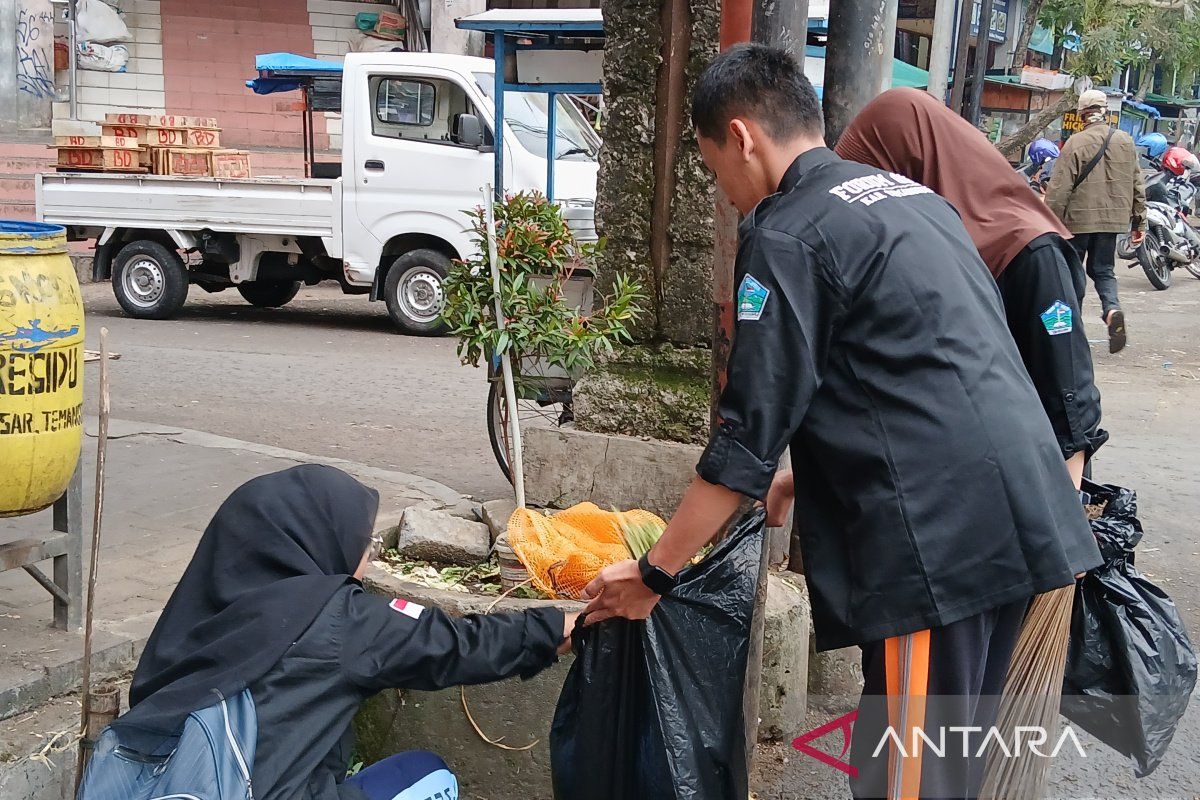Forum OSIS Temanggung bersihkan lingkungan Pasar Kliwon