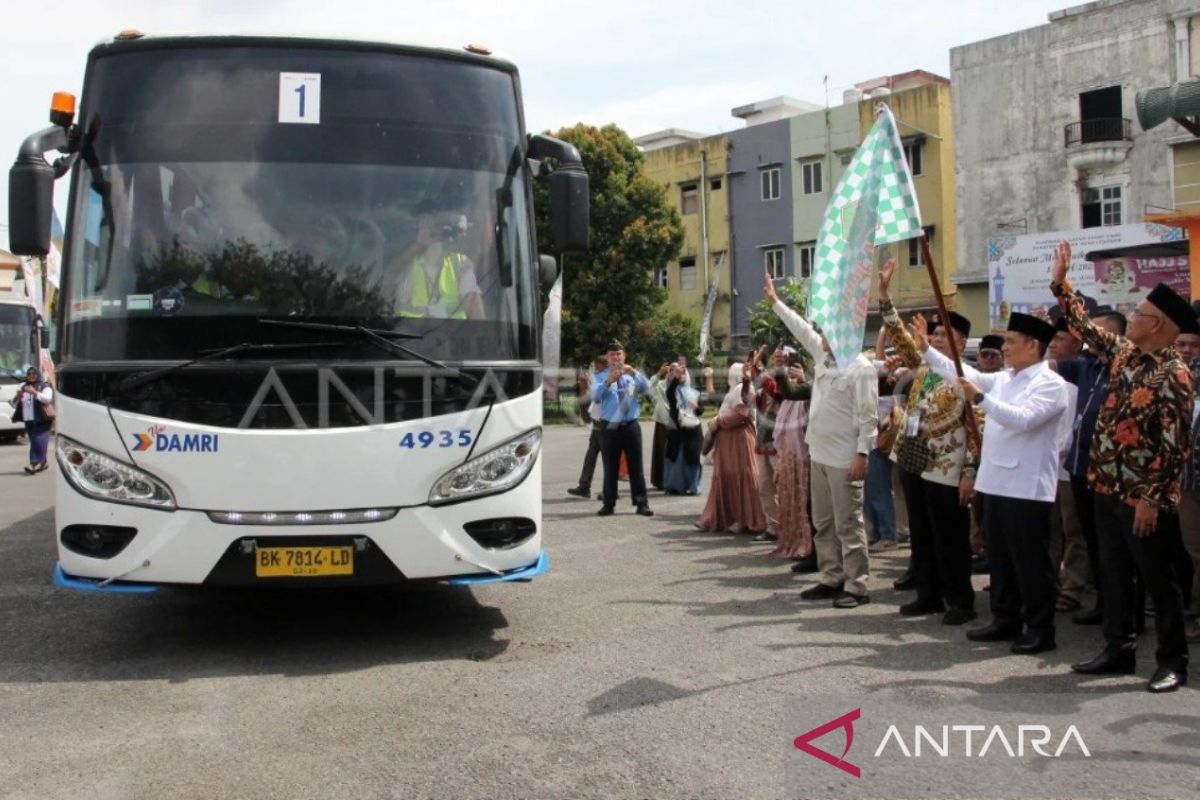 Wamenag lepas keberangkatan jamaah calon  haji Kloter 1 Embarkasi Medan