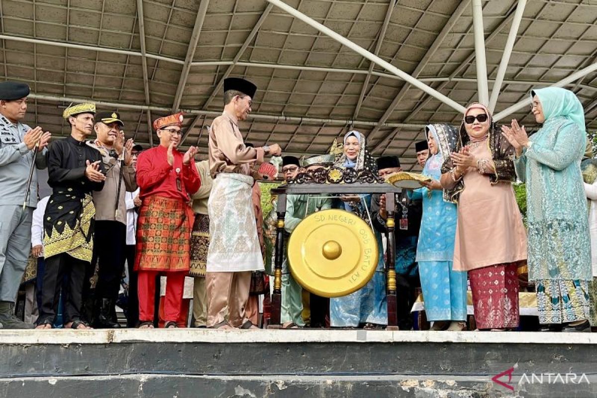 Pemko Batam penuhi kebutuhan siswa lewat bantuan SPP dan seragam