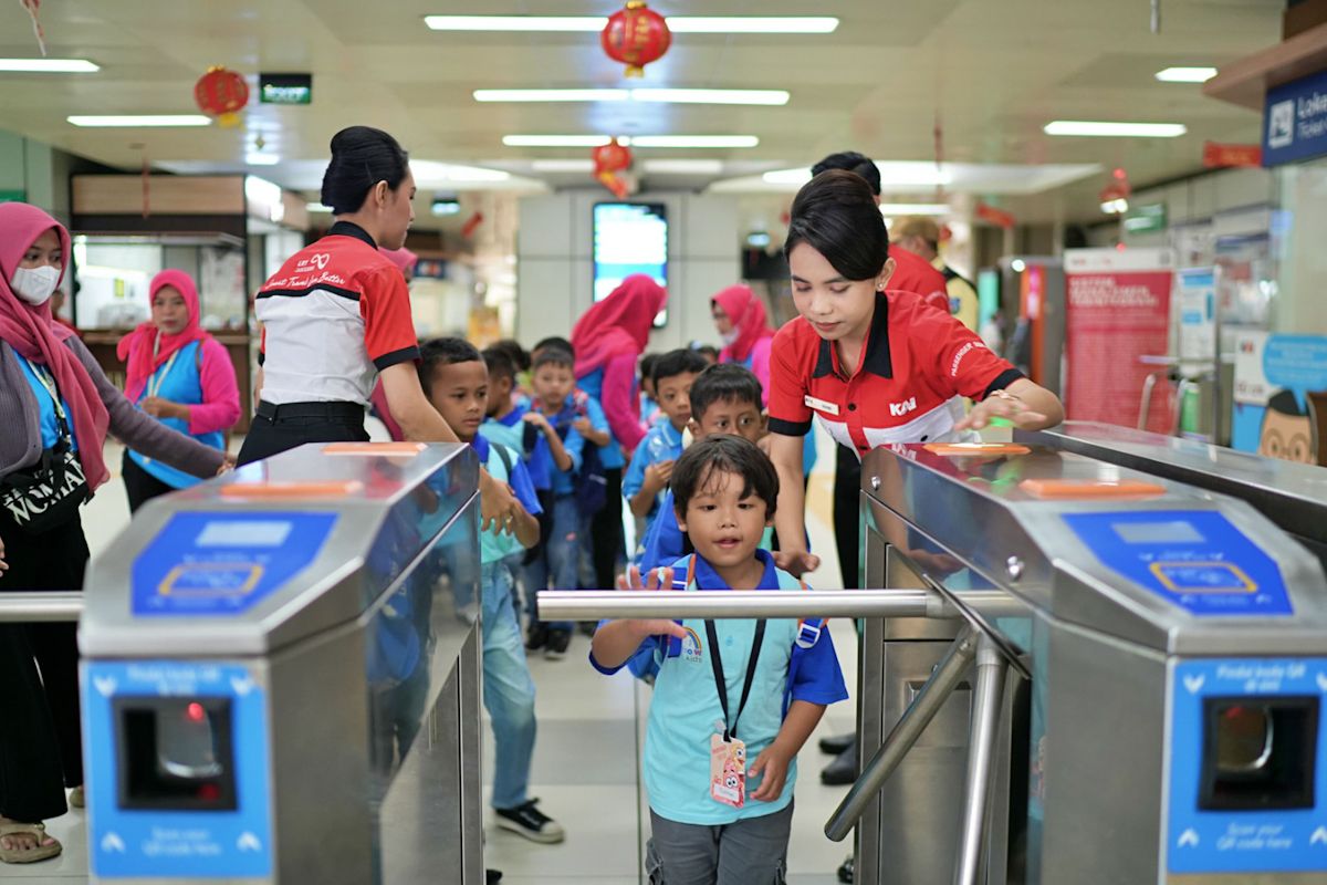 LRT Jabodebek peringati Hardiknas dengan "Edutrain"