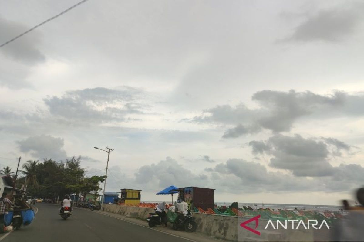 Pemkot Bengkulu tegaskan PKL di pantai wajib bayar retribusi sampah