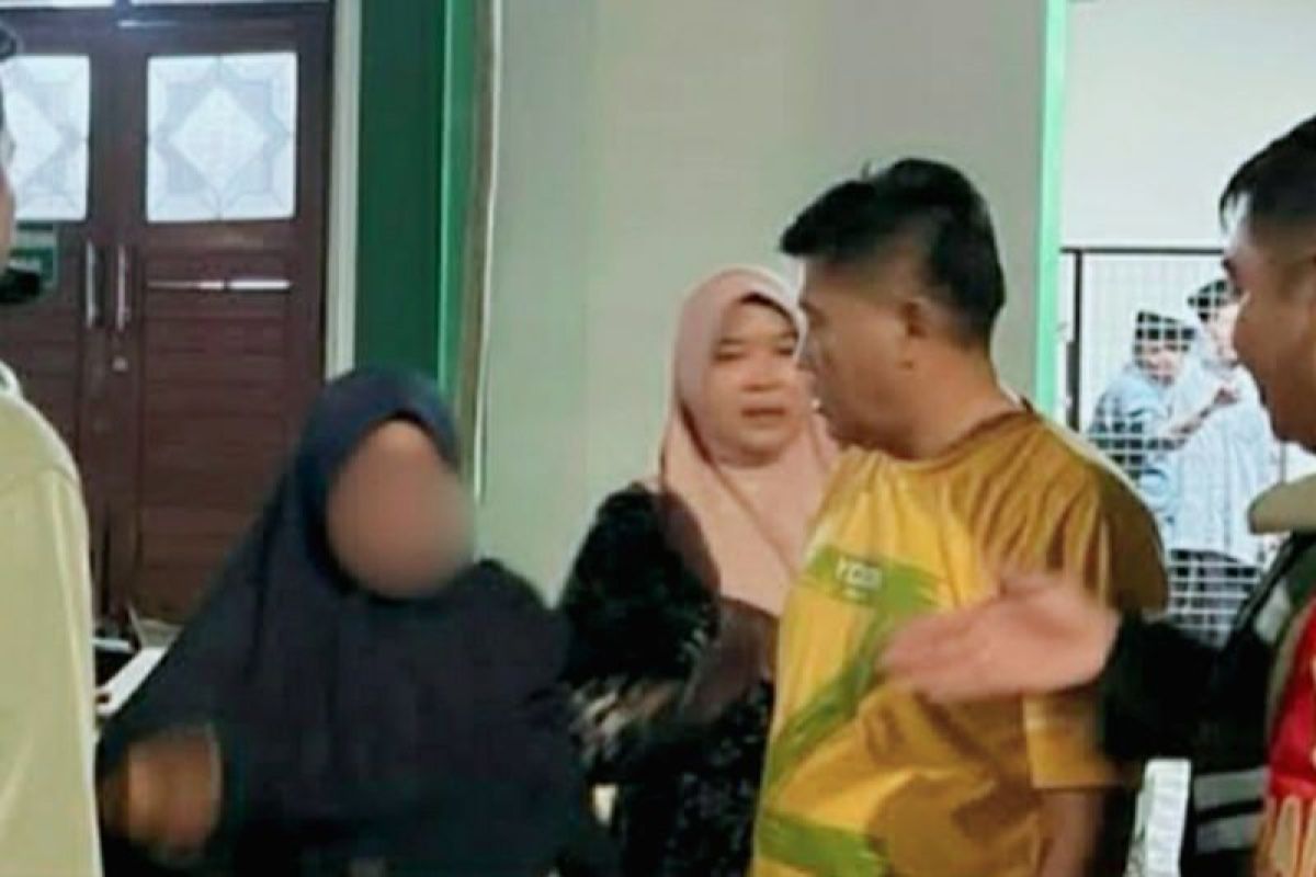 Satpol PP Karawang amankan copet di saat acara pelepasan jamaah calon haji
