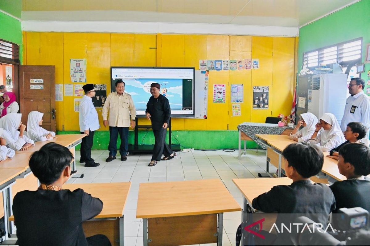 Prabowo Saksikan Demonstrasi Pembelajaran Berbasis Teknologi Smart Board dalam Rangka Hari Pendidikan Nasional