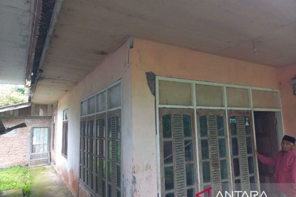 Dua bangunan rusak ringan akibat gempa dangkal di Padang Panjang Jumat