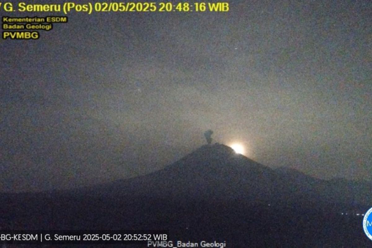 Jumat malam, Gunung Semeru erupsi disertai letusan