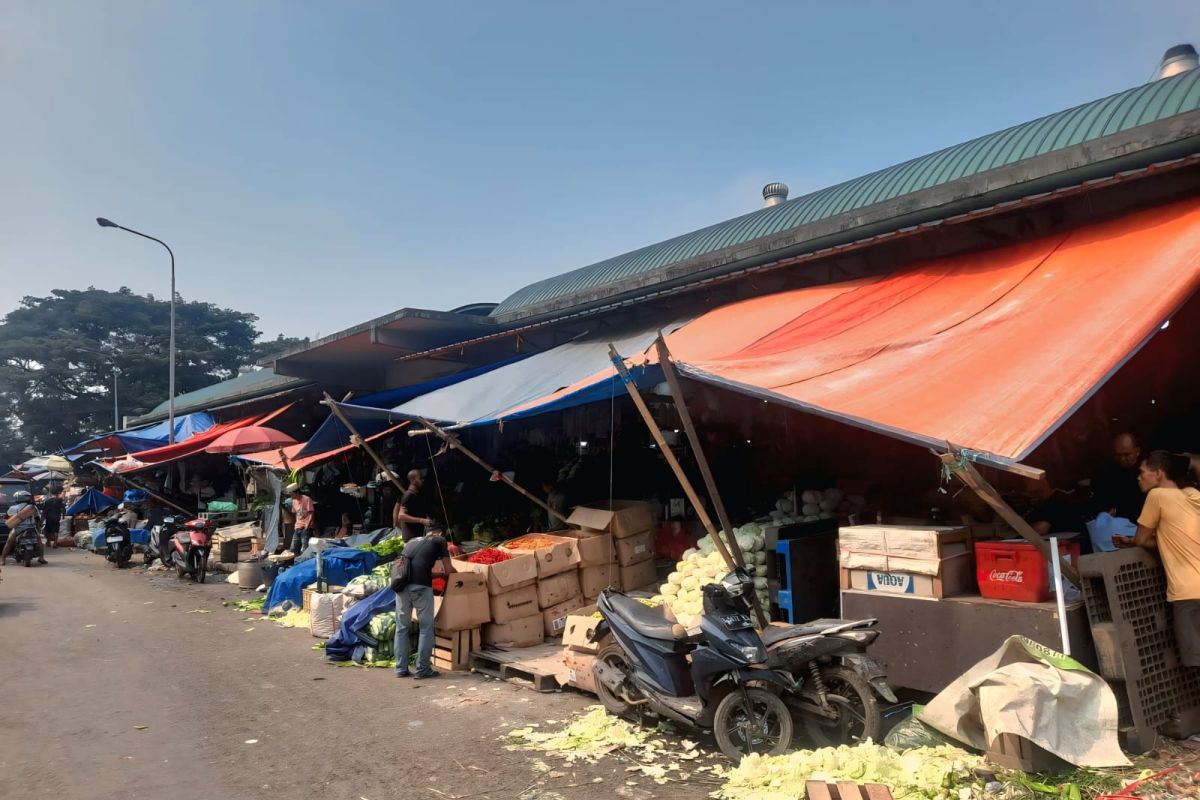 PKL dibekingi ormas ganggu pintu masuk Pasar Induk Kramat Jati
