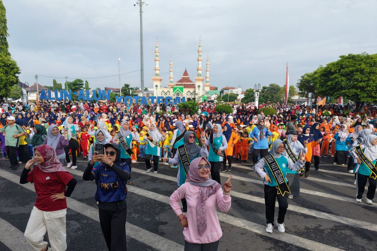 Ribuan siswa TK dan SD Kota Tegal  ikuti senam bersama