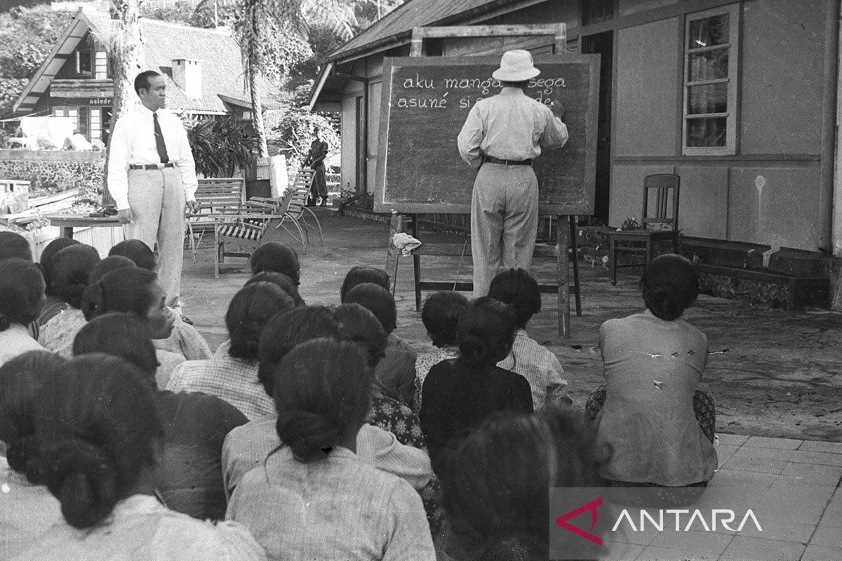 Sekolah2 rakjat Djawa Timur mendapat alat2 baru