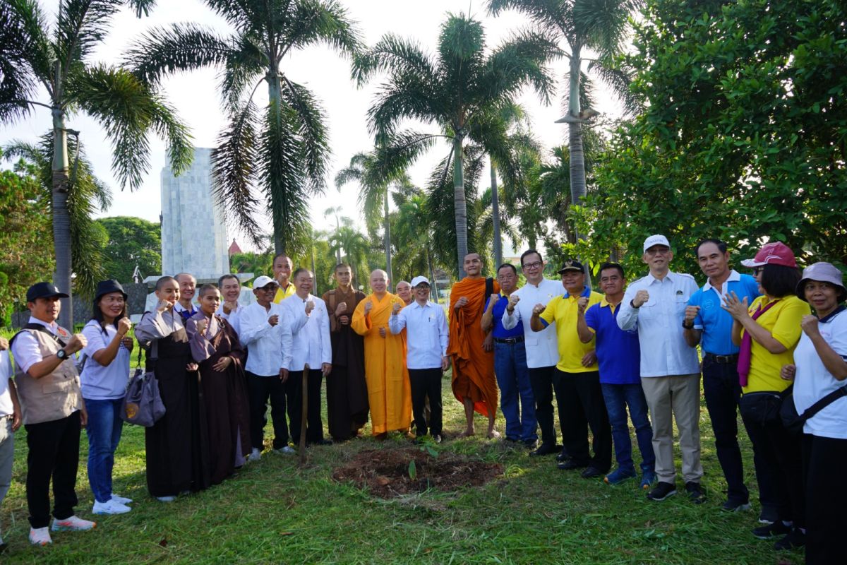Jelang Waisak, umat Buddha Lampung lakukan tabur bunga di taman makam pahlawan