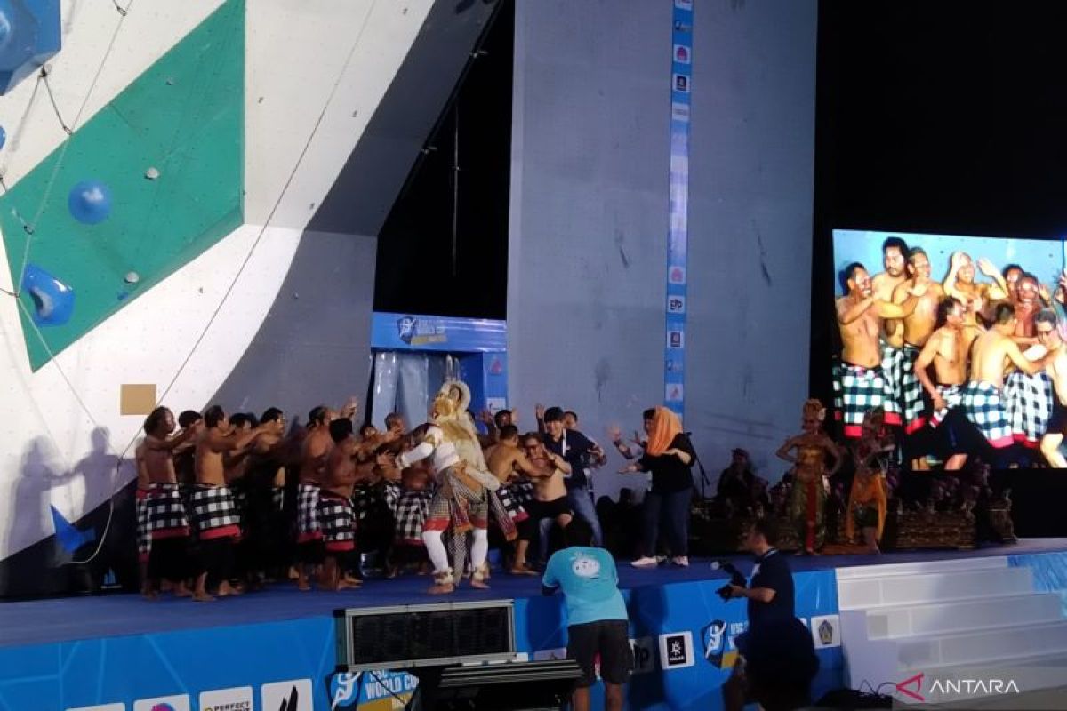 FPTI suguhkan atraksi budaya khas Bali kepada atlet panjat tebing