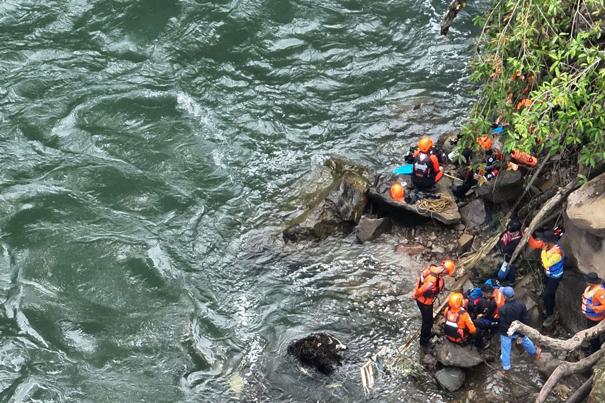 Tim SAR mencari warga Gowa terseret arus Sungai Takapala