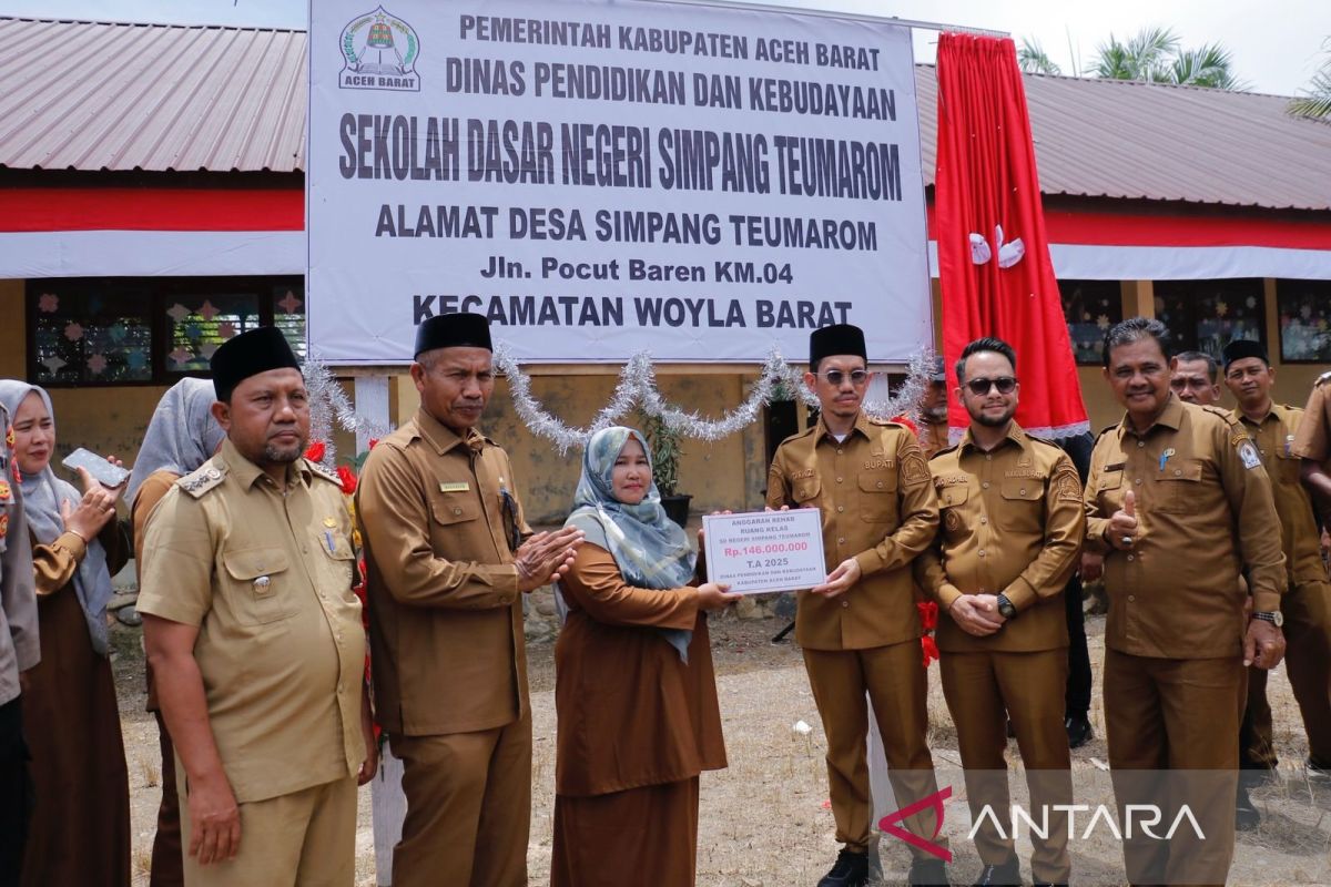 Pemkab Aceh Barat serahkan dana Rp146 juta rehab sekolah di daerah terpencil