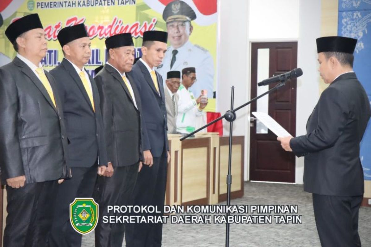 Bupati Tapin kukuhkan tenaga ahli dan staf khusus baru