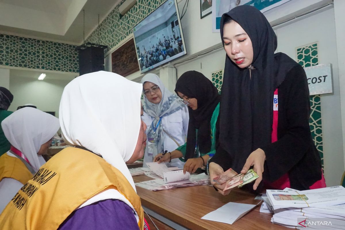 Jamaah kloter 1 jalani proses administrasi di Embarkasi Haji Balikpapan