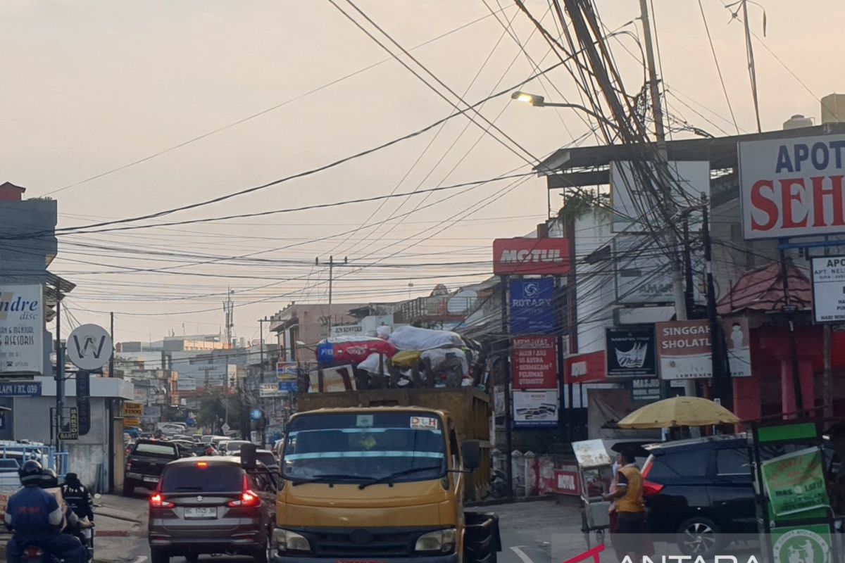 Rusak keindahan Kota Palembang, jaringan kabel internet semrawut ditertibkan