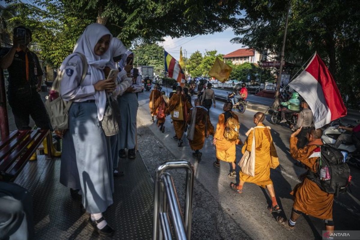 Rombongan biksu Thudong melintasi Temanggung