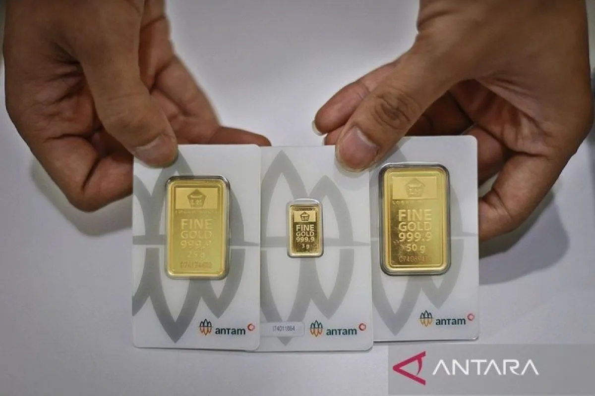 Harga emas Antam hari ini kembali anjlok
